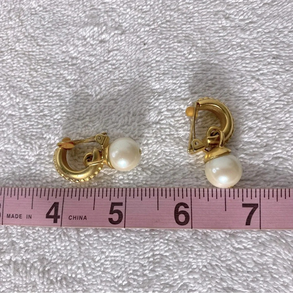 Vintage Gold Tone W Faux Pearls Clip On Earrings - Picture 9 of 9